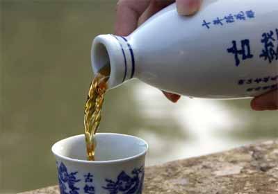 吃海鲜喝什么酒，配白葡萄酒最佳不宜啤酒3.jpg