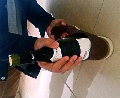 红酒怎么开瓶塞，不要慌有工具没工具都能轻松打开3.jpg