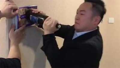 没有开瓶器怎么开红酒，最简单的方法就是加热软木塞自己出来2.jpg